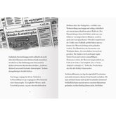 Doppelseite mit Zeitungsartikeln und Text. Auf der linken Seite steht die Schlagzeile „Goldener Meteorit verursacht Beinahe-Katastrophe“ mit einer Zeichnung einer Stadt und eines Meteors. Rechts geht die Geschichte weiter und beschreibt das Ereignis um den Meteor.