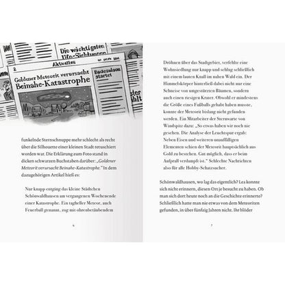 Doppelseite mit Zeitungsartikeln und Text. Auf der linken Seite steht die Schlagzeile „Goldener Meteorit verursacht Beinahe-Katastrophe“ mit einer Zeichnung einer Stadt und eines Meteors. Rechts geht die Geschichte weiter und beschreibt das Ereignis um den Meteor.