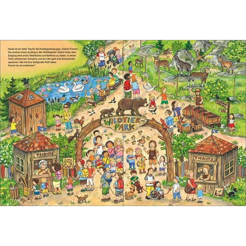 Innenseiten – Eingang des Wildparks mit großem Tor. Viele Besucher, ein Ticketstand, Enten und Schwäne im Teich, Bären und Hirsche im Hintergrund, Kiosk und Parkbahn auf dem Gelände.