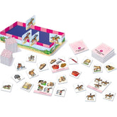 Spielaufbau von Was ist Was Junior – Pferde & Ponys mit Spielfeld, Kartenstapeln und zahlreichen Motivkarten rund um Pferde, Reiten und Zubehör.