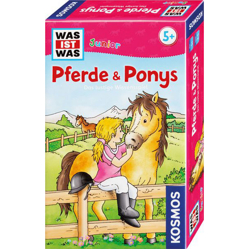 Vorderseite der Spieleschachtel Was ist Was Junior – Pferde &amp; Ponys mit Illustration eines Mädchens, das ein Pony streichelt, geeignet ab 5 Jahren.