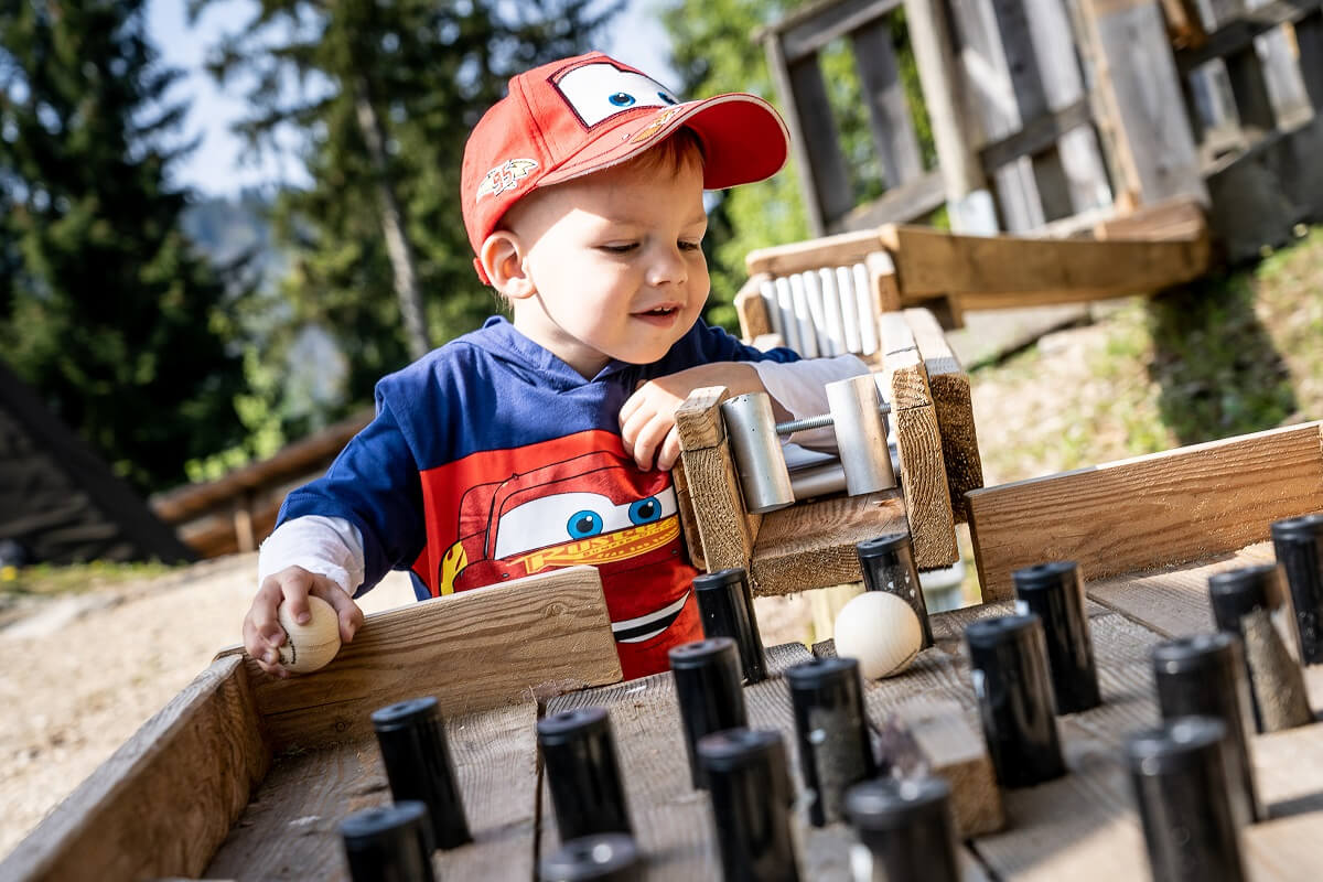 Waldkugelbahn spielendes Kleinkind