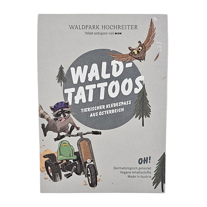 Verpackung der Wald-Tattoos vom Waldpark Hochreiter mit Illustration eines Waschbären auf einem Go-Kart, einer Eule und Bäumen.