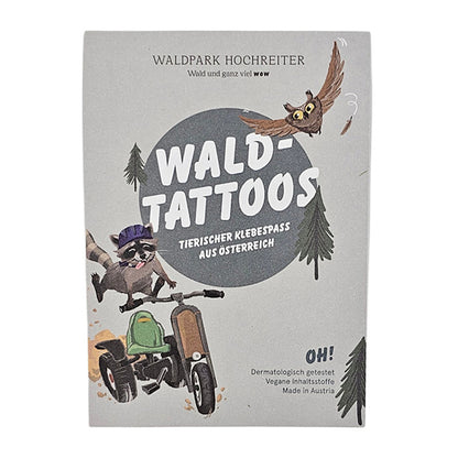 Verpackung der Wald-Tattoos vom Waldpark Hochreiter mit Illustration eines Waschbären auf einem Go-Kart, einer Eule und Bäumen.