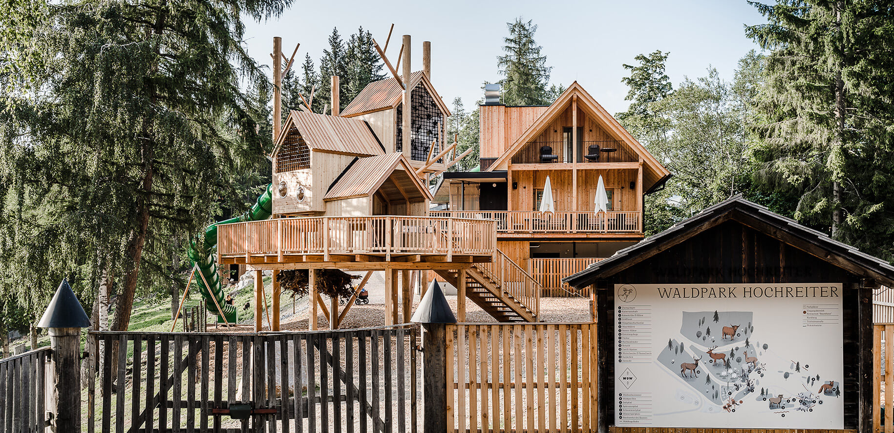 Waldpark Hochreiter von aussen mit geschlossenem Zaun