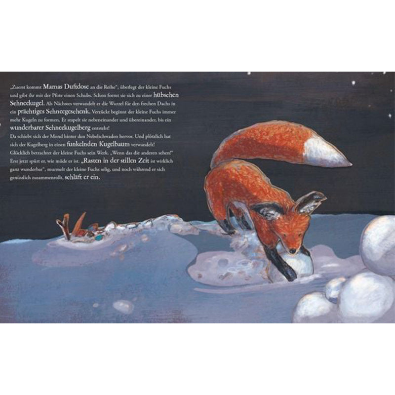 Buchseite: Der kleine Fuchs rollt spielerisch Schneekugeln im Mondlicht, um Geschenke für seine Freunde zu basteln. Die Szene zeigt ihn im funkelnden Schnee unter einem dunklen Nachthimmel.