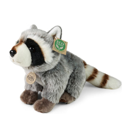 Schrägansicht des Plüschwaschbären, Fell grau, Beine dunkelbraun, mit Eco-Friendly Etikett.