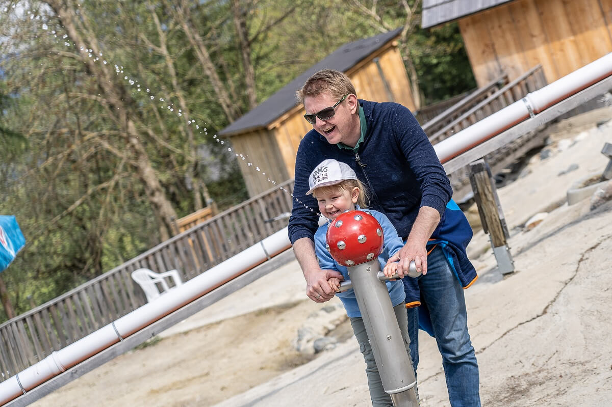 Wasserspielplatz Kind mit Vater