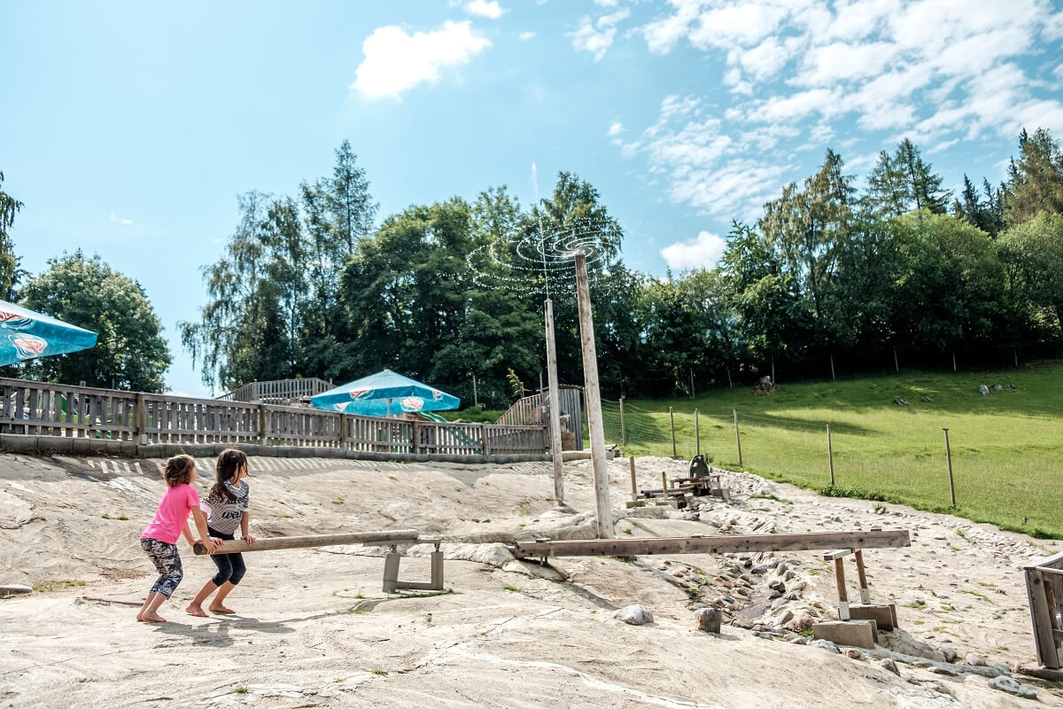 Wasserspielplatz pumpen Waldpark Hochreiter