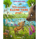 Bunt illustriertes Kinderbuchcover „Wie werden kleine Tiere groß?“ von Peter Wohlleben, illustriert von Diana Kohne. Im Vordergrund ein fröhliches Wildschwein-Frischling, das zu seiner Mutter aufblickt. Im Hintergrund ein Teich mit Seerosen, bunten Blumen, Bäumen und fliegenden Insekten.