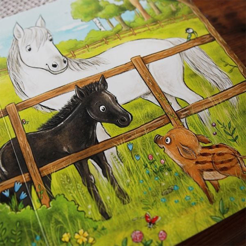 Illustration mit einem weißen Pferd und einem schwarzen Fohlen auf einer Wiese hinter einem Holzzaun; davor steht ein neugieriger Frischling zwischen bunten Blumen.