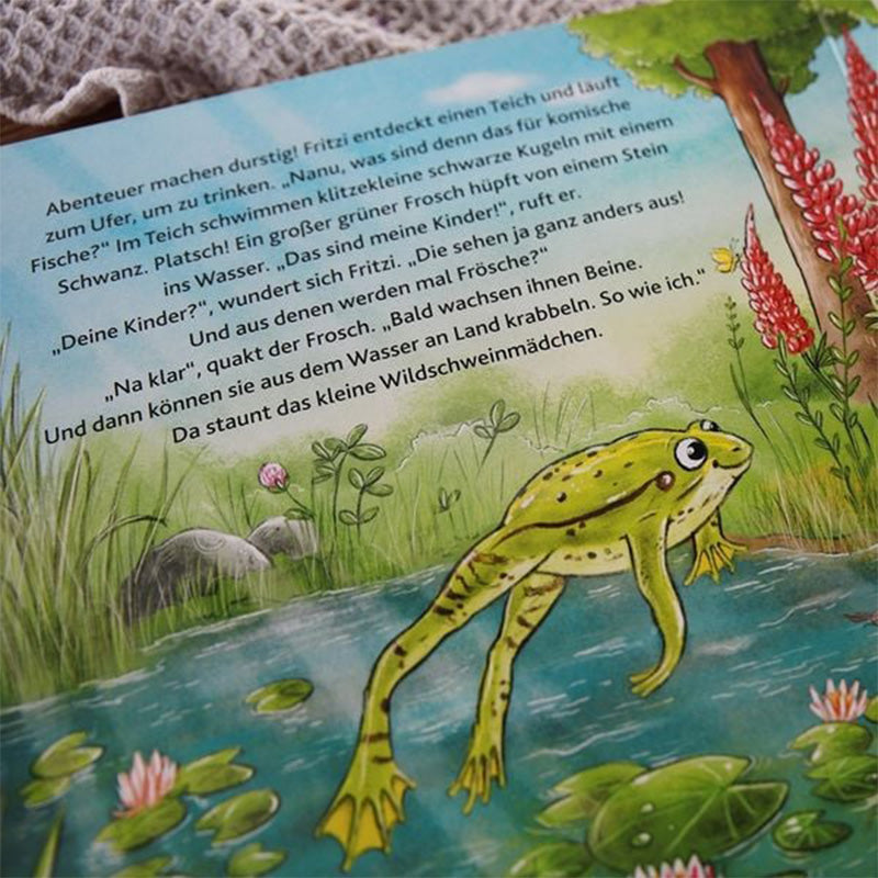 Illustration eines großen grünen Frosches, der am Rand eines Teiches mit Seerosen sitzt; daneben Text mit einer Szene über Froschkinder.