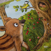 Illustration eines Frischlings, der neugierig zu einem Baum mit Vögeln, Beerensträuchern und einer Schnecke blickt.