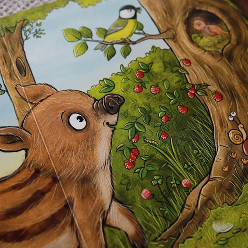 Illustration eines Frischlings, der neugierig zu einem Baum mit Vögeln, Beerensträuchern und einer Schnecke blickt.