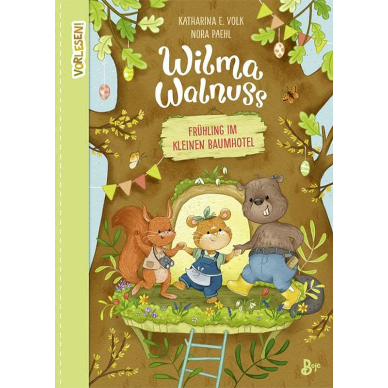 Buchcover von „Wilma Walnuss – Frühling im kleinen Baumhotel“. Wilma Walnuss und ihre tierischen Freunde stehen auf einer Baumplattform vor einem kleinen Baumhaus. Alles ist frühlingshaft dekoriert.