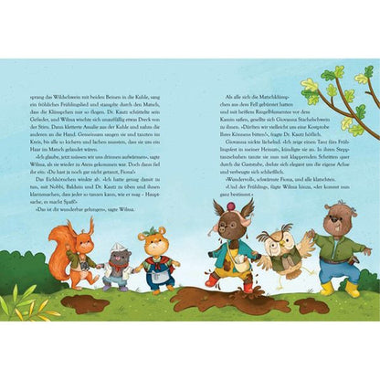 Innenseiten des Buches. Lustige Szene mit Wilma und den Freunden, die im Matsch spielen. Viele Waldtiere sind abgebildet, fröhliche Frühlingsfarben.