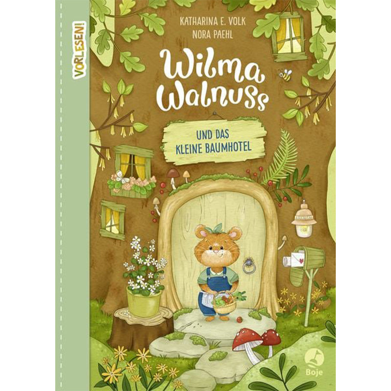 Buchcover von „Wilma Walnuss und das kleine Baumhotel“.
Auf dem Cover steht ein kleines Tiermädchen – Wilma Walnuss – vor einer runden Holztür, die in einen Baum gebaut ist. Umgeben von Blättern, Blumen und Walddeko wirkt alles gemütlich und einladend.