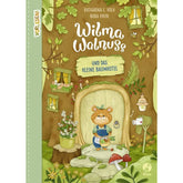 Buchcover von „Wilma Walnuss und das kleine Baumhotel“.
Auf dem Cover steht ein kleines Tiermädchen – Wilma Walnuss – vor einer runden Holztür, die in einen Baum gebaut ist. Umgeben von Blättern, Blumen und Walddeko wirkt alles gemütlich und einladend.