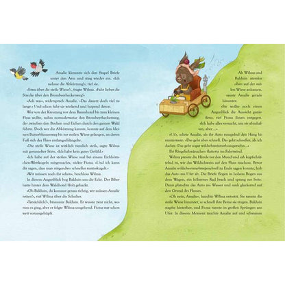 Innenseite 2 aus dem Buch.
Doppelseite mit viel Text und einer Illustration: Ein kleines Wildschweinmädchen fährt in einem selbstgebauten Holzauto einen Hügel hinunter. Vögel fliegen über der Szene, die im Grünen spielt.