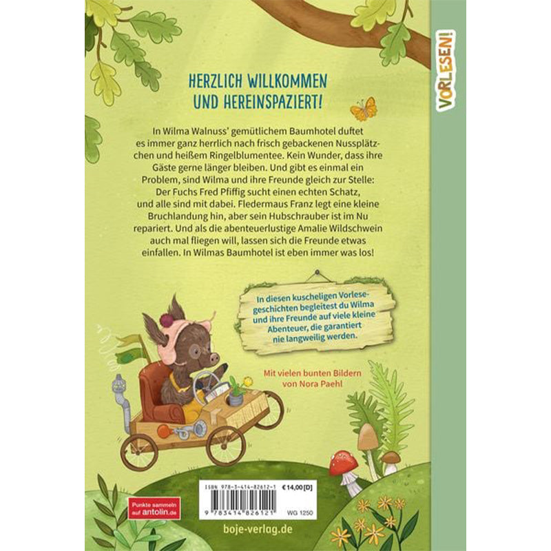 Buchrückseite von „Wilma Walnuss und das kleine Baumhotel“.
Die Rückseite zeigt Wilmas Freundin Amalie Wildschwein im Holzauto und einen Beschreibungstext zum Buch. Die Szene spielt im Wald, mit Pilzen, Blättern und einer warmen Waldstimmung.