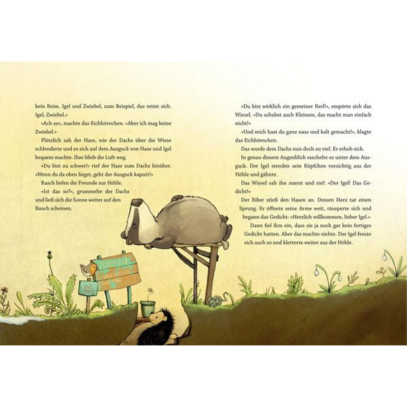 Buchseite mit Dachs auf einem Hochsitz über der Höhle von Hase und Igel. Unten am Boden stehen Hinweisschilder und kleine Tiere schauen neugierig.