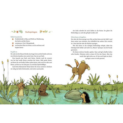 Buchseite mit Szene am Bach. Hase springt ins Wasser, während Igel und andere Tiere im Bach plantschen. Links sind Regeln zum Spiel „Bachspringen“ zu sehen.