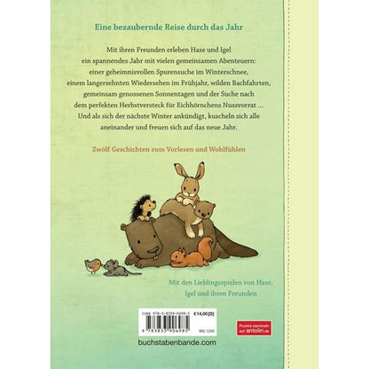 Buchrückseite von „Wir zwei – Ein Jahr voller Geschichten“. Hase, Igel und ihre tierischen Freunde kuscheln zusammen vor einem grünen Hintergrund, darüber eine kurze Inhaltsbeschreibung.