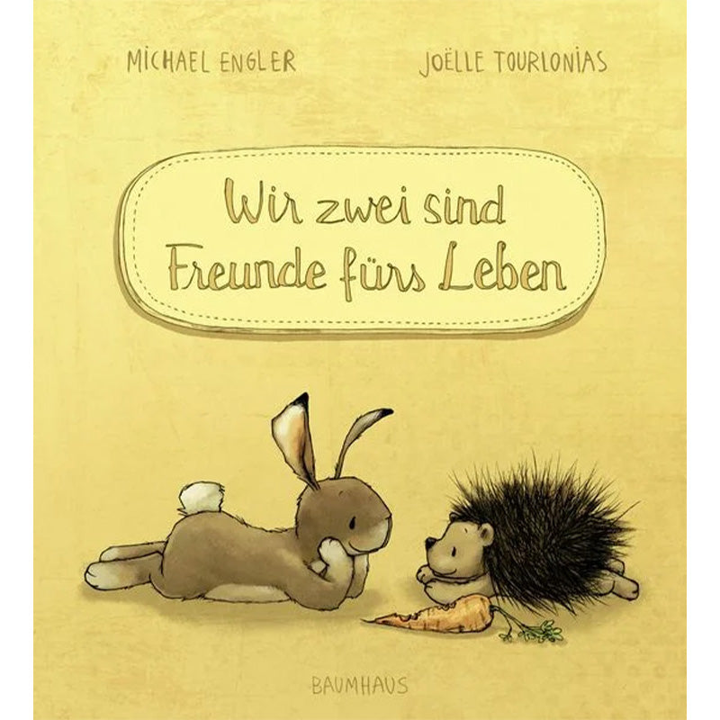 Buchcover von „Wir zwei sind Freunde fürs Leben“ von Michael Engler und Joëlle Tourlonias. Ein Hase und ein Igel liegen sich gegenüber auf dem Boden und sehen sich freundlich an, vor ihnen liegt eine Karotte.