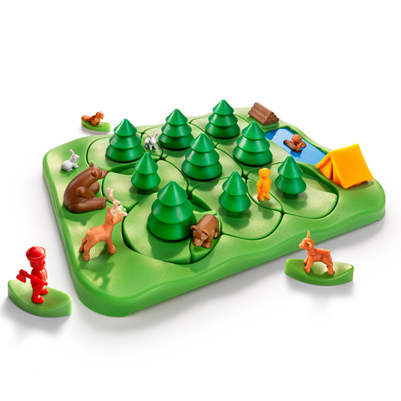 Logikspiel mit grüner Spielfläche, kleinen Bäumen und Tierfiguren wie Bär, Reh und Hase sowie einem Zelt und Bachlauf.