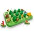 Logikspiel mit grüner Spielfläche, kleinen Bäumen und Tierfiguren wie Bär, Reh und Hase sowie einem Zelt und Bachlauf.