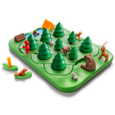 Spielbrett mit Waldlandschaft, Bäumen und Tieren aus Kunststoff, darunter Bär, Hase, Reh und Eichhörnchen, sowie zwei Spielfiguren in Rot und Gelb.