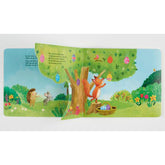 Buchseite: Klappseite geöffnet – das Eichhörnchen kommt hinter dem Baum hervor und hängt bunte Ostereier an die Äste.