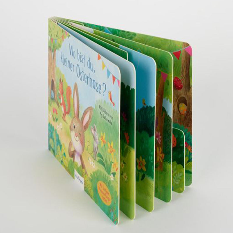 Buchansicht: Das aufgeschlagene Pappbuch mit dicken Seiten zeigt farbenfrohe Illustrationen aus der Geschichte des kleinen Osterhasen.