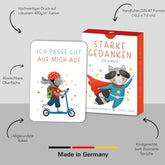 Produktansicht der Kartenbox Starke Gedanken mit Beispielkarte auf grauem Hintergrund, Illustration eines Tieres auf Roller, Hinweisen zu abwischbarer Oberfläche, abgerundeten Ecken und handlichem DIN-A7-Format