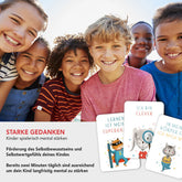 Alltagsszene mit lachenden Kindern im Hintergrund und ausgelegten Affirmationskarten im Vordergrund, die positive Aussagen wie Lernen ist meine Superkraft zeigen