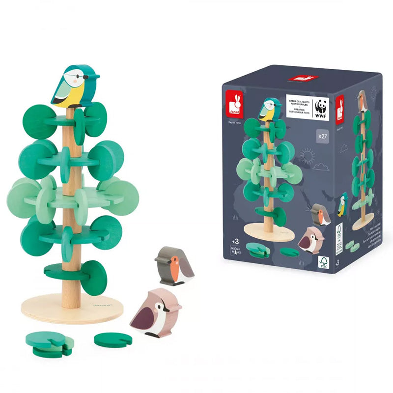 Holzbaum mit aufgesteckten Blättern und einem Vogel darauf, daneben Verpackung mit Abbildung des aufgebauten Spielzeugs.