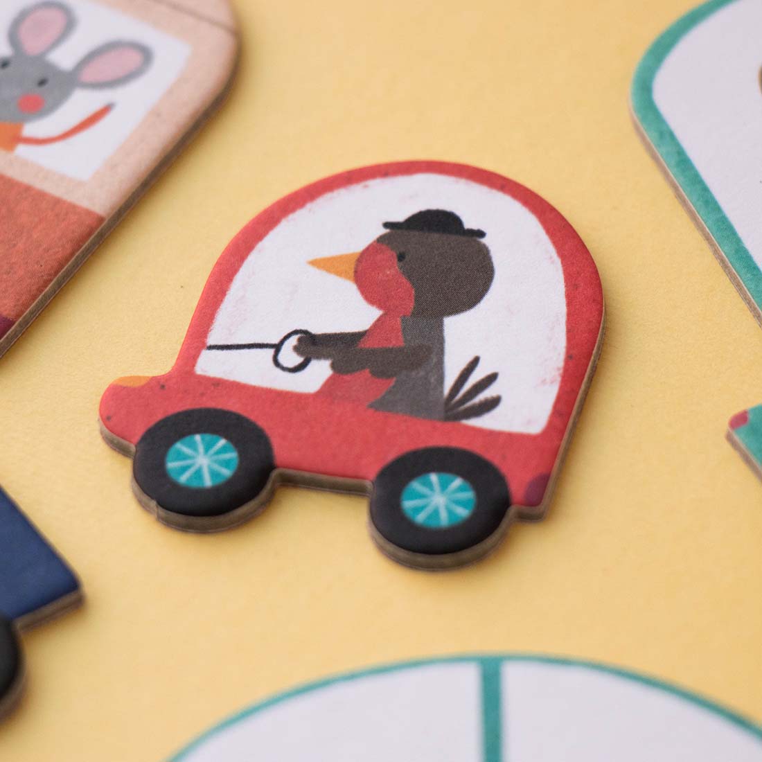 Beep Beep Kinderpuzzle mit Autos und Fahrrädern – 48 Teile Beobachtungsspiel - Detailansicht eines Puzzleteils mit Vogel im Auto