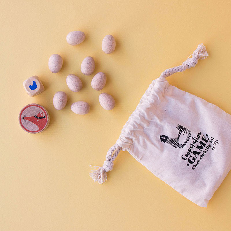 Spielzubehör bestehend aus Holzeiern, Würfel, Spielchip mit Fuchs und Stoffbeutel mit Hühnerdruck.