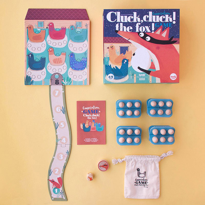 Übersicht des gesamten Spiels „Cluck, cluck! the fox!“ mit Verpackung, Spielfeld, Spielanleitung, Holzeiern und Zubehör.