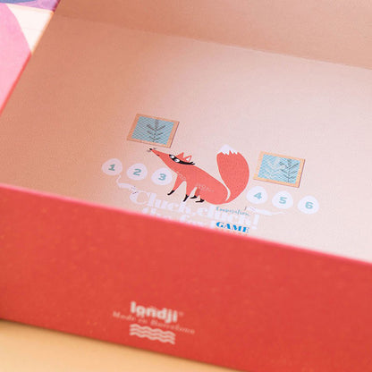 Innenansicht der Spielschachtel mit aufgedrucktem Fuchs und Zahlen von 1 bis 6.