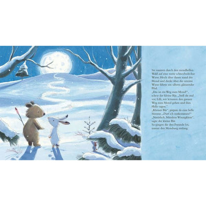 Zwei Tiere, ein kleiner Bär und ein Hase, laufen nachts über eine verschneite Wiese im Mondlicht, der Himmel leuchtet blau.