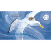 Ein großer weißer Vogel (Albatros) fliegt nachts durch den Himmel, auf seinem Rücken liegt ein kleiner Hase eingekuschelt zwischen Federn