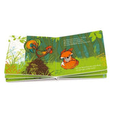 Geöffnetes Buch: Fuchs trifft einen bunten Hahn im Wald.
