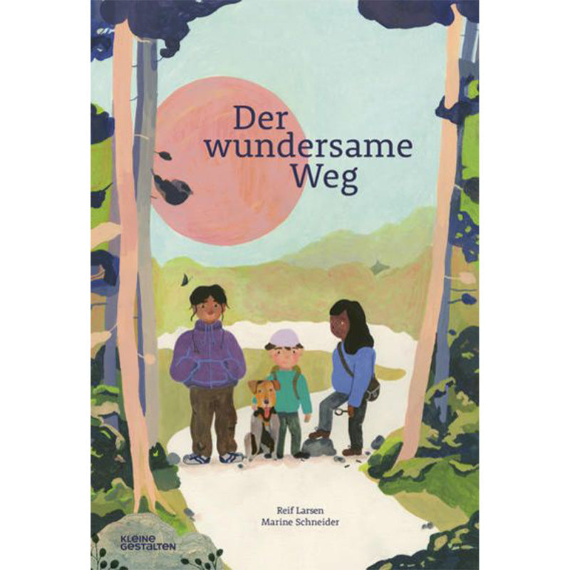 Buchcover „Der wundersame Weg“ – drei Kinder mit einem Hund auf einem Waldweg, im Hintergrund ein großer rosafarbener Sonnenball, Illustrationsstil sanft und naturverbunden.