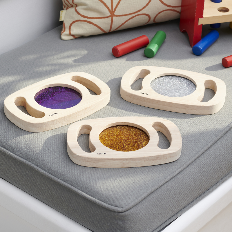 drei Farben der Easy Hold Glitzertafel liegen auf der Couch und sind spielbereit