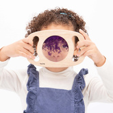 Kind schaut durch lila Easy Hold Glitzertafel
