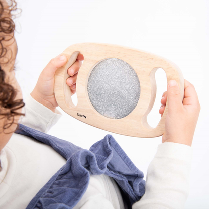 Kind spielt mit silberner Easy Hold Glitzertafel