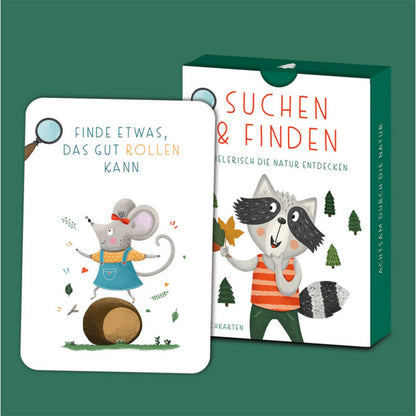 Kartenbox Suchen und Finden mit grünem Hintergrund, illustriertem Waschbären und einer Beispielkarte mit Maus, Holzstamm und der Aufgabe etwas zu finden das gut rollen kann