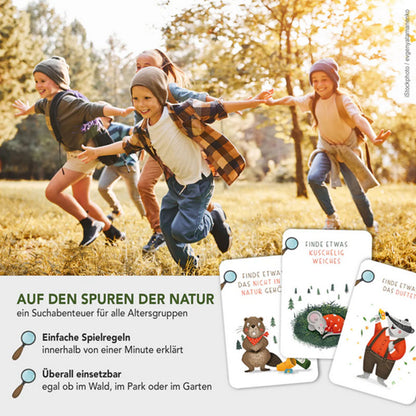 Alltagsszene mit spielenden Kindern im Wald, laufend über eine Wiese, kombiniert mit Suchkarten zum Entdecken der Natur und Text zur einfachen Spielidee