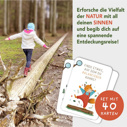 Kind balanciert über einen Baumstamm im Wald, daneben Suchkarten mit Aufgaben zum Balancieren und Hinweis auf ein Set mit 40 Karten